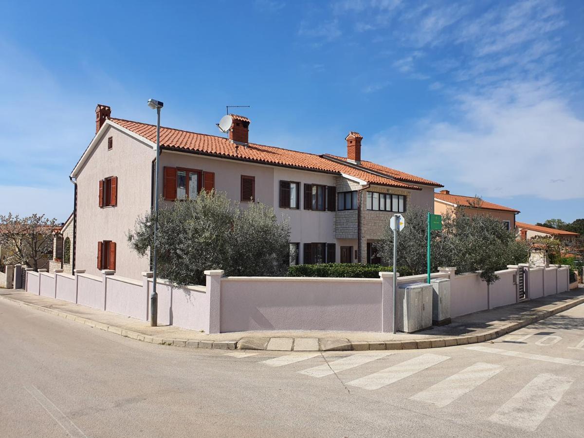 Apartments Luciana & Helena Pula Exterior photo
