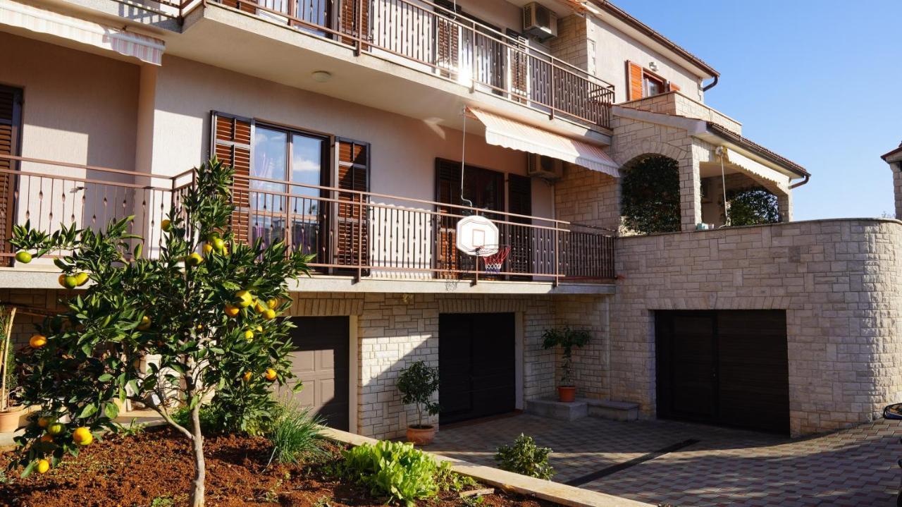Apartments Luciana & Helena Pula Exterior photo